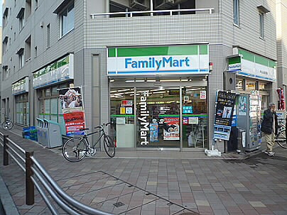 コンビニ　ファミリーマート芦花公園駅南店（コンビニ）まで373m