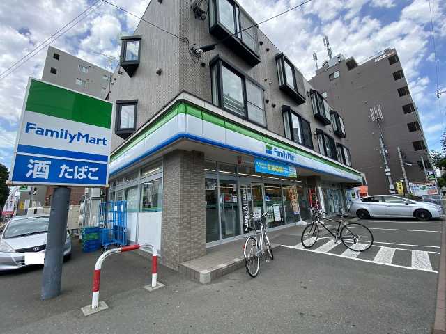 コンビニ　ファミリーマート（コンビニ）まで676m