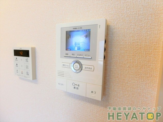 セキュリティ　モニター付きドアホンで安心確認（同仕様写真）