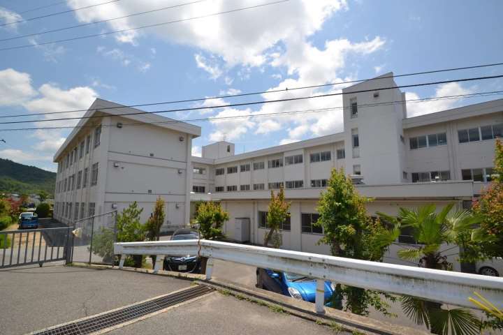 小学校　平岩小学校（小学校）まで633m