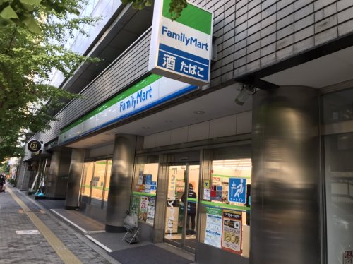 コンビニ　ファミリーマート 江坂駅北店（コンビニ）まで55m