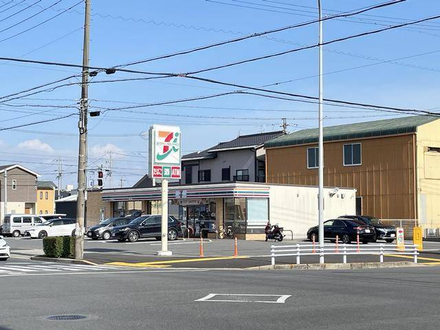 コンビニ　セブンイレブン（コンビニ）まで320m