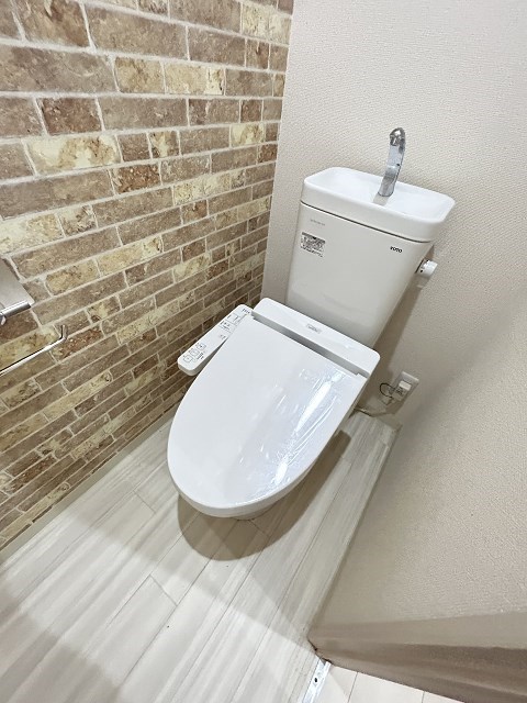 トイレ　落ち着いた色調のトイレです