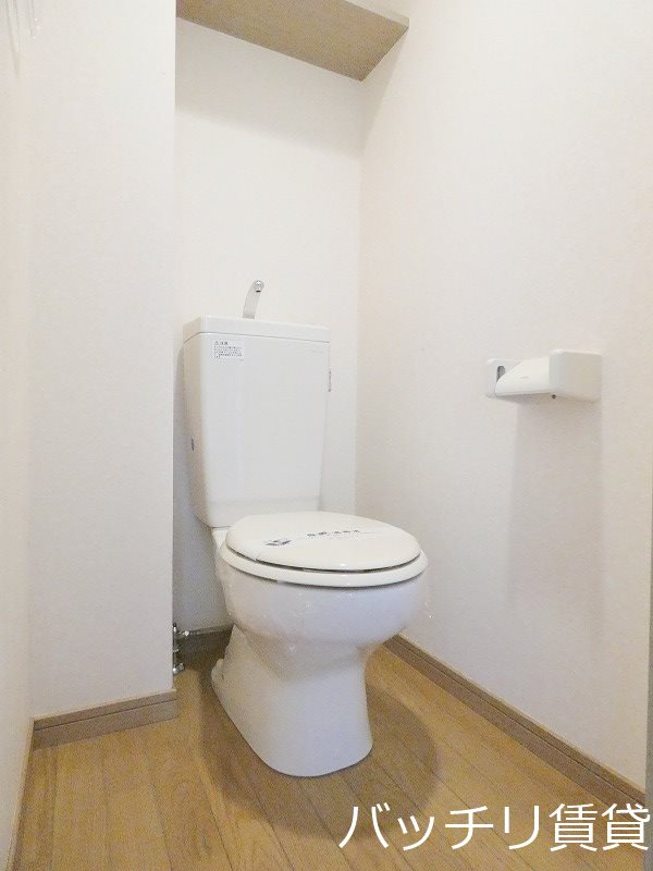 トイレ　別号室タイプの為、現状を優先致します。