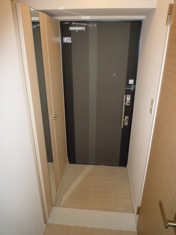 玄関　別号室写真の為、現況を優先致します。