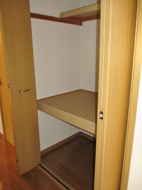 その他設備　廊下の収納※同タイプ参考写真