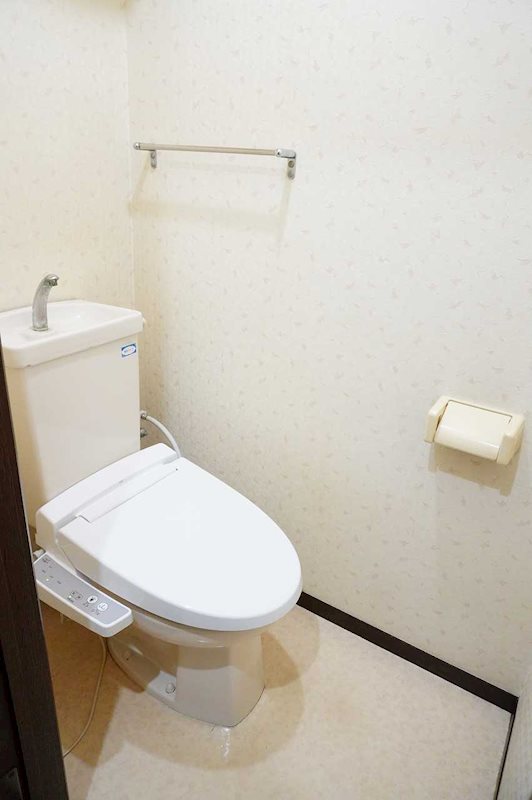トイレ　トイレは快適な温水洗浄便座付き