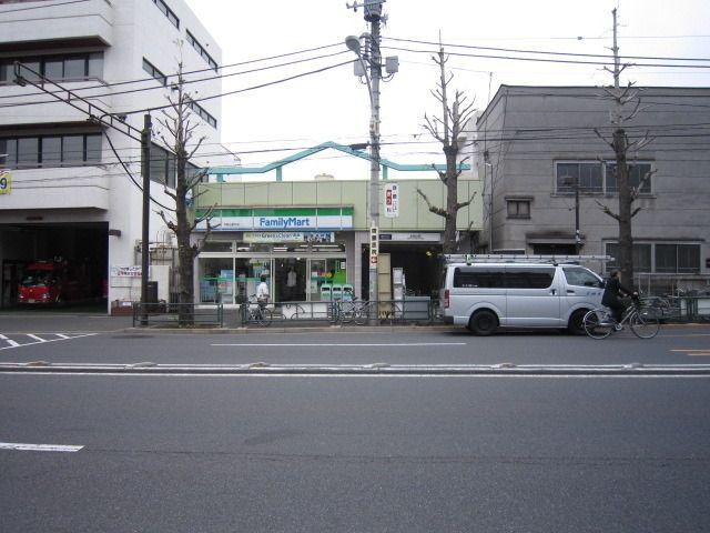 コンビニ　ファミリーマート（コンビニ）まで131m