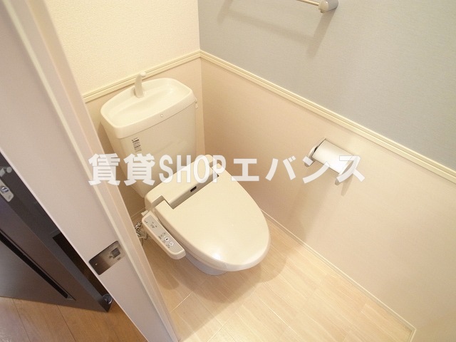 トイレ　落ち着いた色調のトイレです
