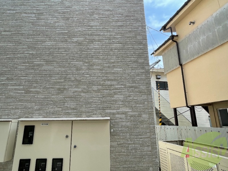 眺望　バルコニーからの景色です。建物に挟まれています。