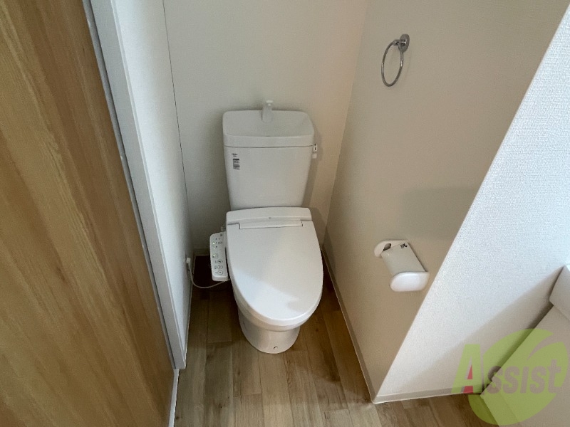トイレ　嬉しいウォシュレット機能が付いたトイレです。