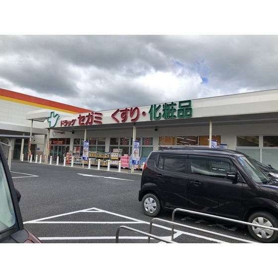 ドラックストア　ドラッグセガミ山口小郡店（ドラッグストア）まで774m