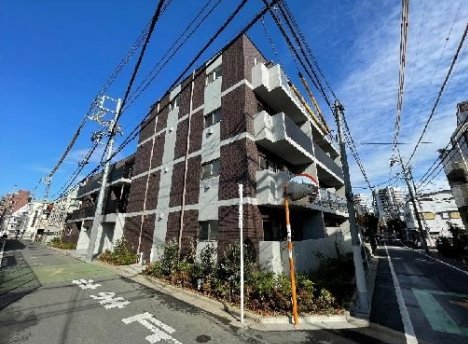 建物外観　鉄筋コンクリート造のがっちりとした建物。