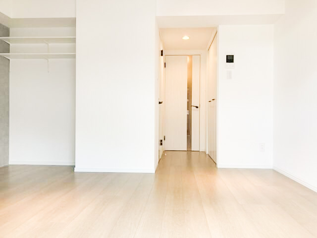 居室・リビング　シンプルな白基調のお部屋でリラックスできる環境です♪