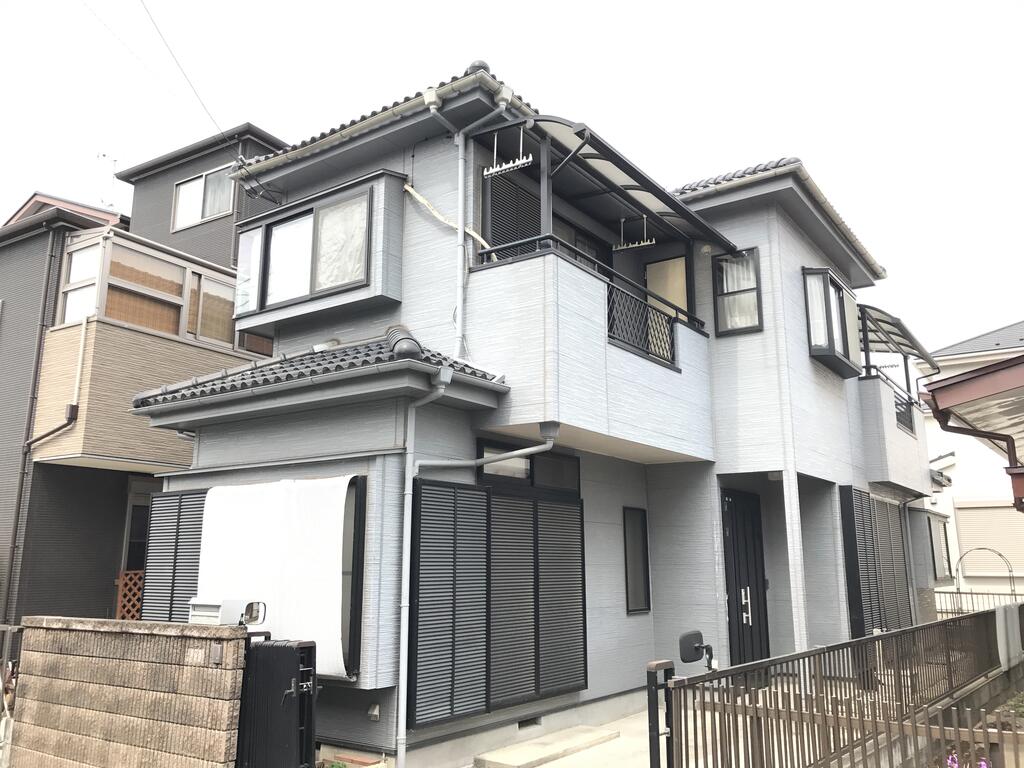 建物外観　玄関・バルコニー南向きです。