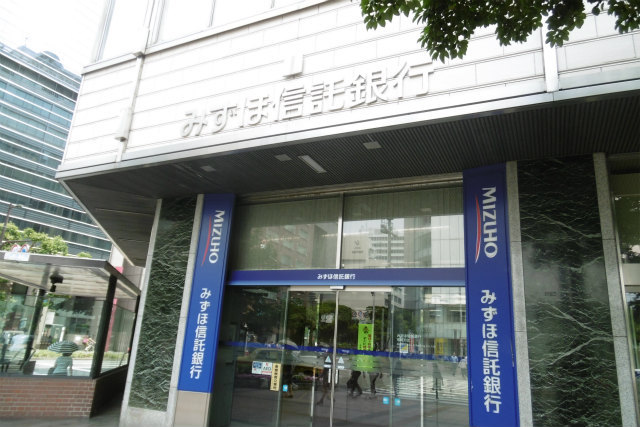 銀行　みずほ信託銀行（銀行）まで739m