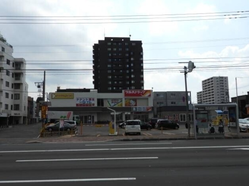 ドラックストア　ツルハドラッグ麻生店（ドラッグストア）まで441m