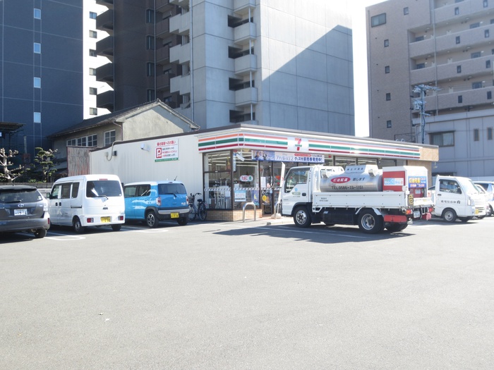 コンビニ　セブンイレブン（コンビニ）まで741m