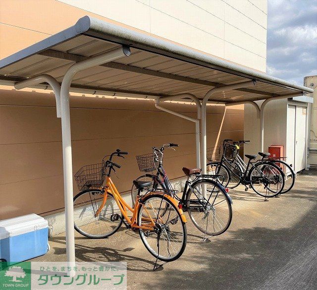その他　屋根付き駐輪場完備