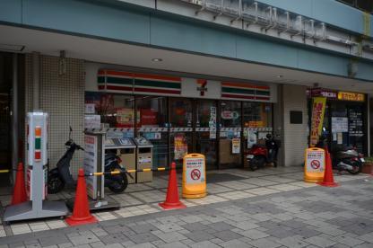 コンビニ　セブン?イレブン川西能勢口駅前店（コンビニ）まで264m
