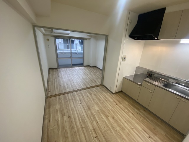 居室・リビング　白色基調の清潔感のあるお部屋です。