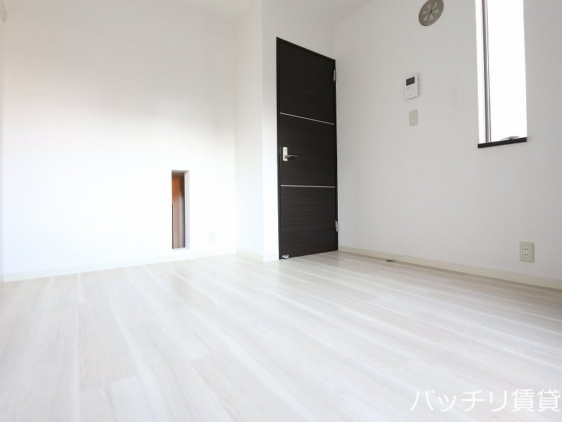 居室・リビング　画像は別号室の為、現状優先になります。