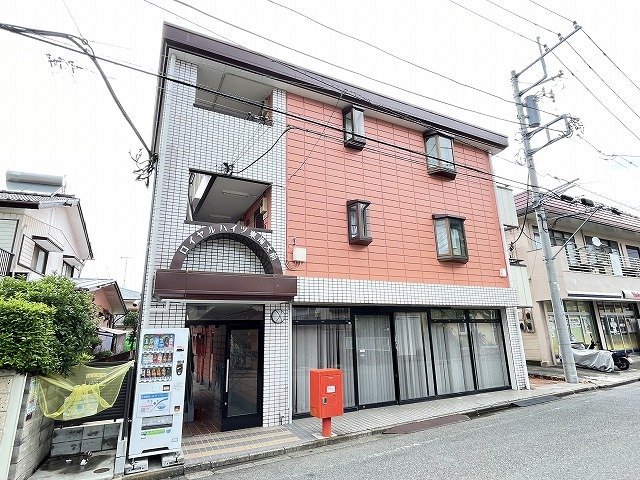 建物外観　小田急線「東海大学前」駅まで徒歩1分！便利な立地の3階建てマ