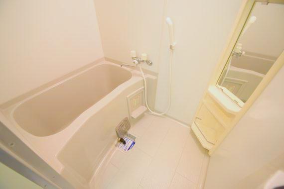 バス・シャワールーム　バスルームはトイレと別々で、広々としていますよ。
