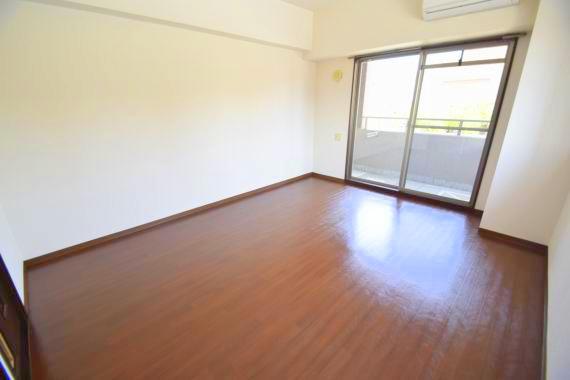 居室・リビング　朝には心地よい光が差し込む、このお部屋でお休みください。