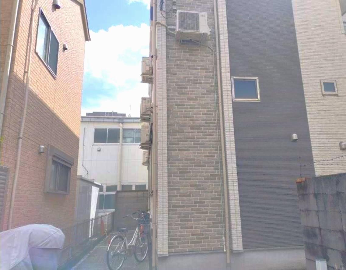 エントランス　入口への通路部分は広く、自転車やバイクを置くこともできます