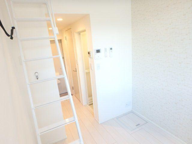 その他設備　洋室から玄関側をみるとこのような仕様に。明るい室内