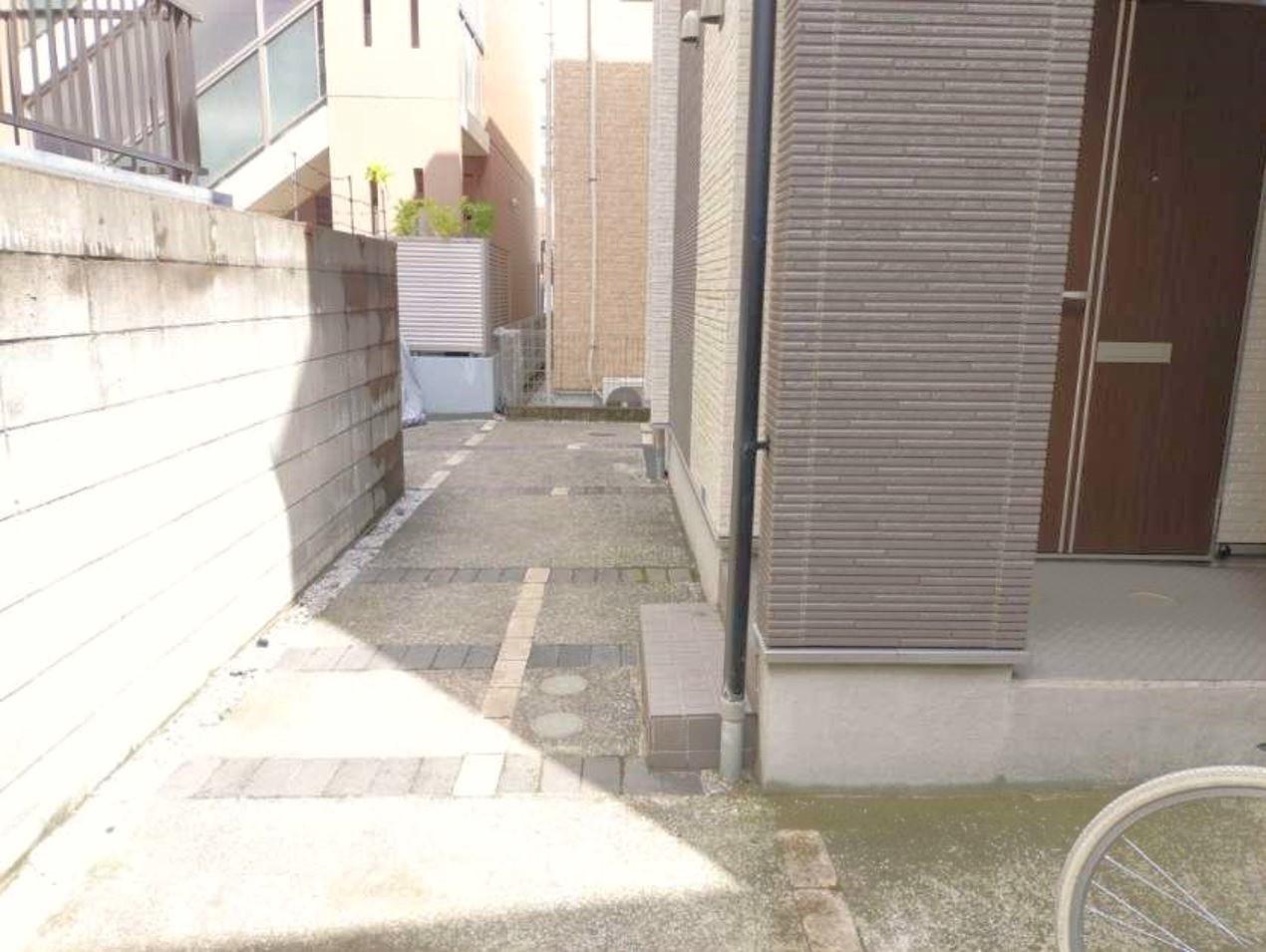 眺望　エントランス付近も日当たり良好で明るい