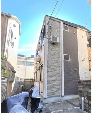 建物外観　閑静な住宅地にあり、エントランスも広々としています