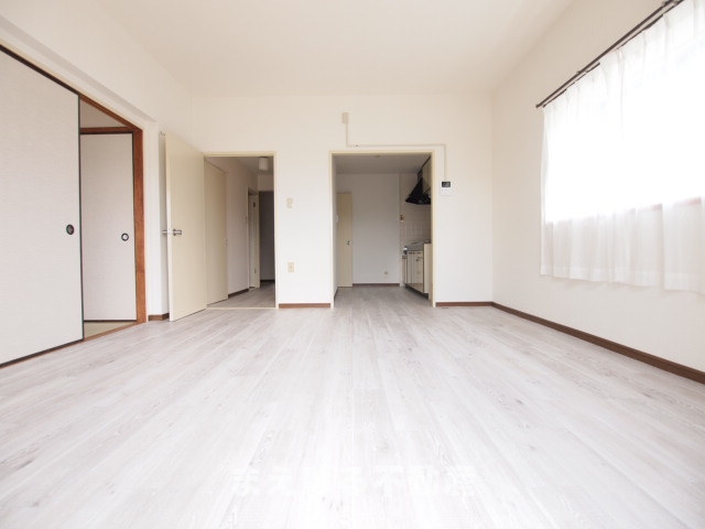 居室・リビング　角部屋の2面彩光です