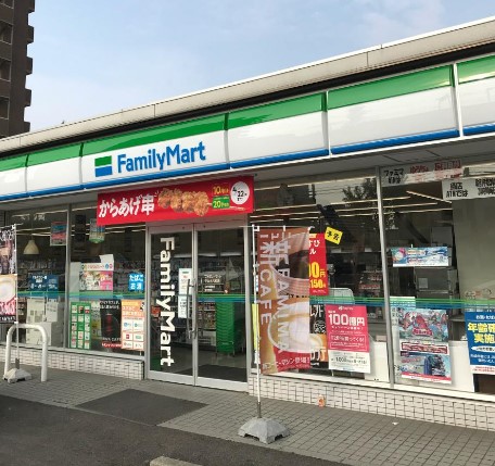 コンビニ　ファミリーマート 守山小六町店（コンビニ）まで129m