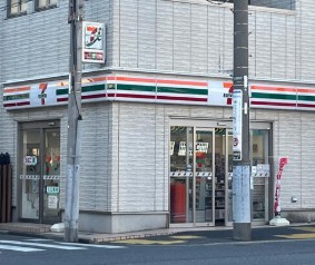 コンビニ　セブンイレブン江東西大島駅西店（コンビニ）まで52m