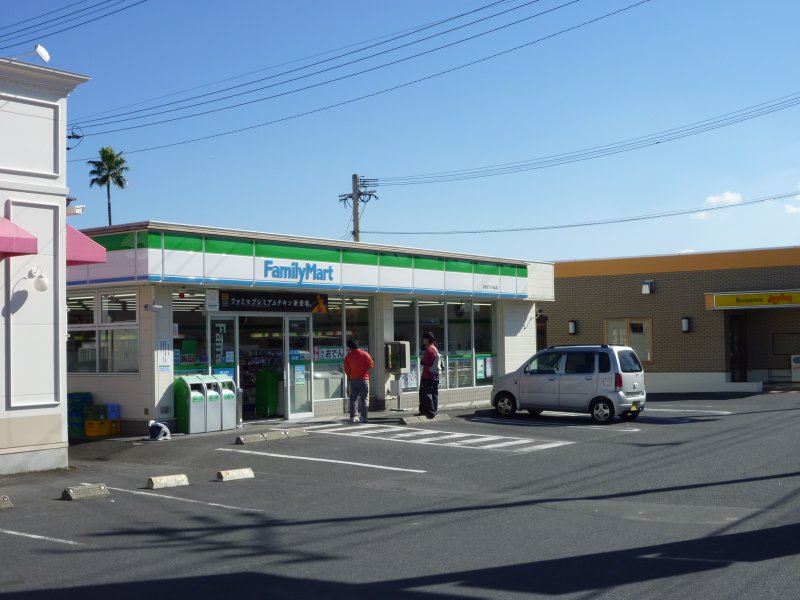 コンビニ　ファミリーマート（コンビニ）まで800m