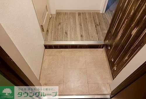 玄関　共有部からの室内