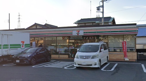 コンビニ　セブンイレブン（コンビニ）まで734m