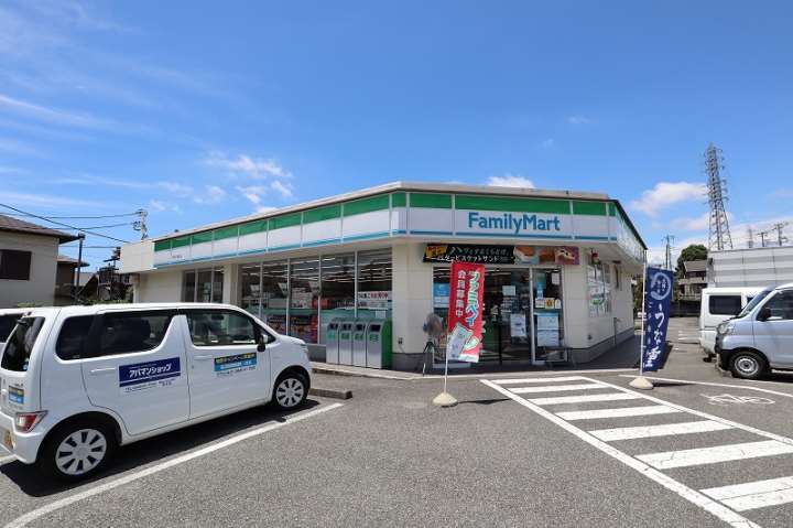 コンビニ　ファミリーマート（コンビニ）まで735m