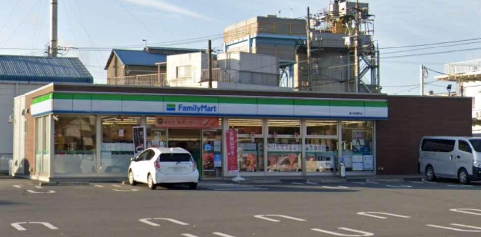 コンビニ　ファミリーマート（コンビニ）まで724m