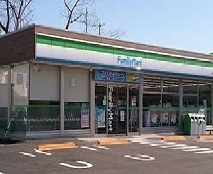 コンビニ　ファミリーマート（コンビニ）まで500m