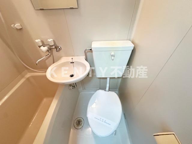 トイレ　落ち着いた色調のトイレです