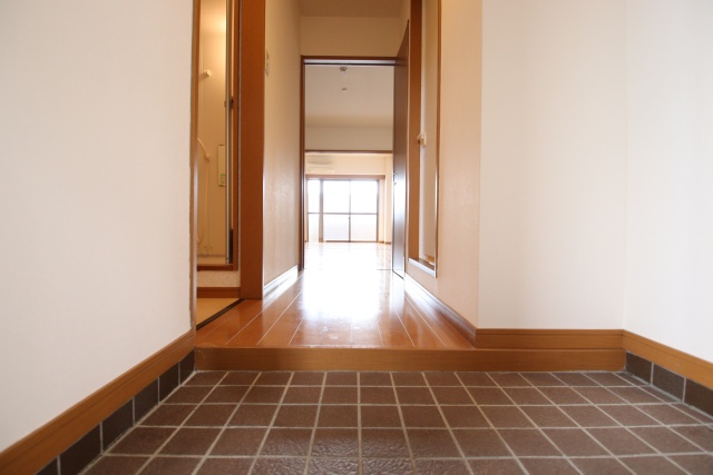 玄関　※別号室参考写真の為現状優先となります