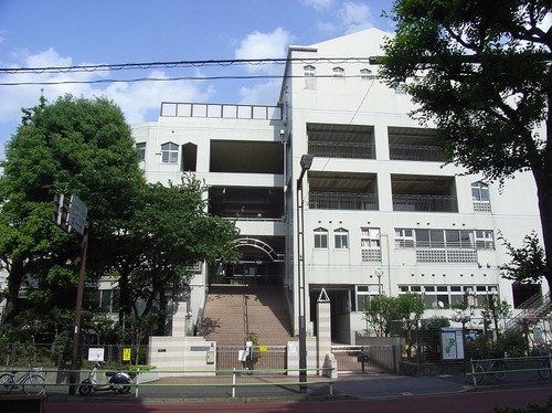 小学校　新宿区立四谷第六小学校（小学校）まで274m