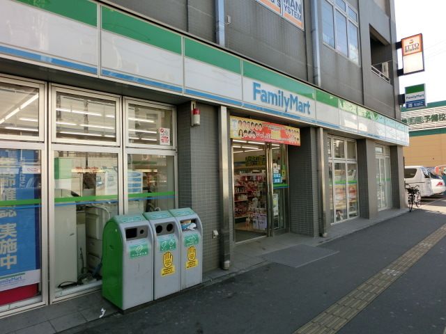 コンビニ　ファミリーマート（コンビニ）まで5m