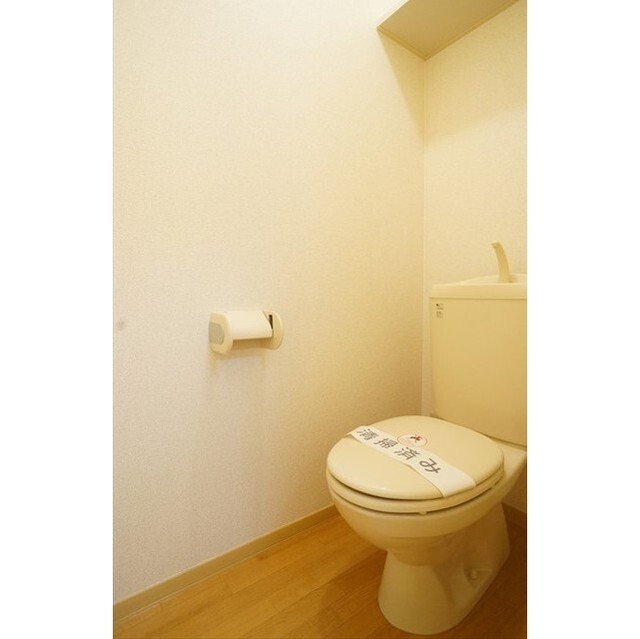 トイレ　足元のゆとりあるトイレは吊り棚もあり便利！