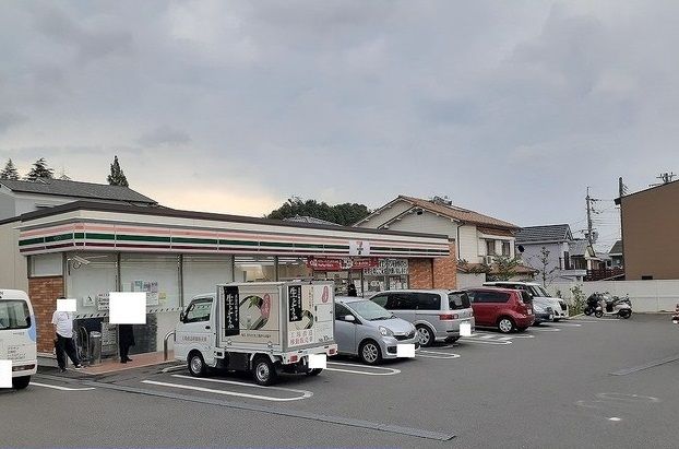コンビニ　セブンイレブン様（コンビニ）まで950m
