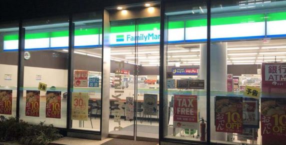コンビニ　ファミリーマート神田須田町二丁目店（コンビニ）まで122m
