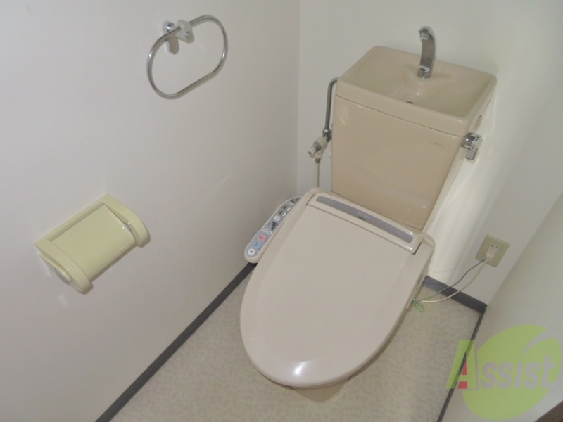 トイレ　人気のウォシュレットつきのトイレです。快適ですよ。